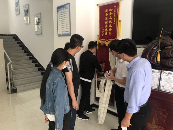 泓源新能源公司、出租車(chē)公司聯(lián)合開(kāi)展消防安全演練(圖2)