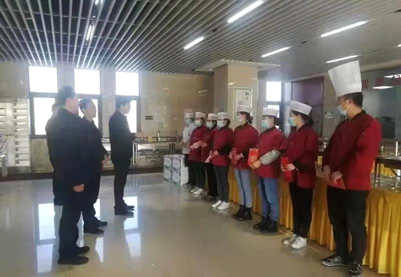 工業(yè)園區管委會(huì )、泓源公司慰問(wèn)園區機關(guān)保安門(mén)衛等一線(xiàn)人員(圖3)