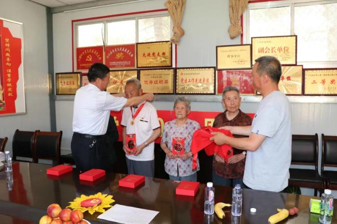 走訪(fǎng)慰問(wèn)老黨員 深入實(shí)際學(xué)黨史—— 市政府國資委慰問(wèn)泓源公司老黨員、困難黨員(圖2)